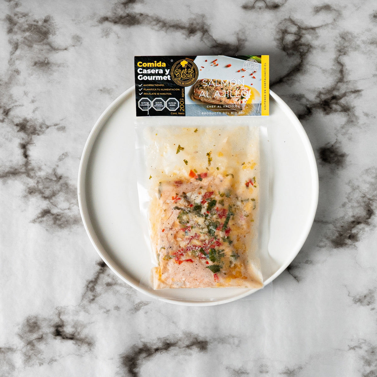 Filete de salmón al ajillo cocinado sous vide, comida al vacío congelada