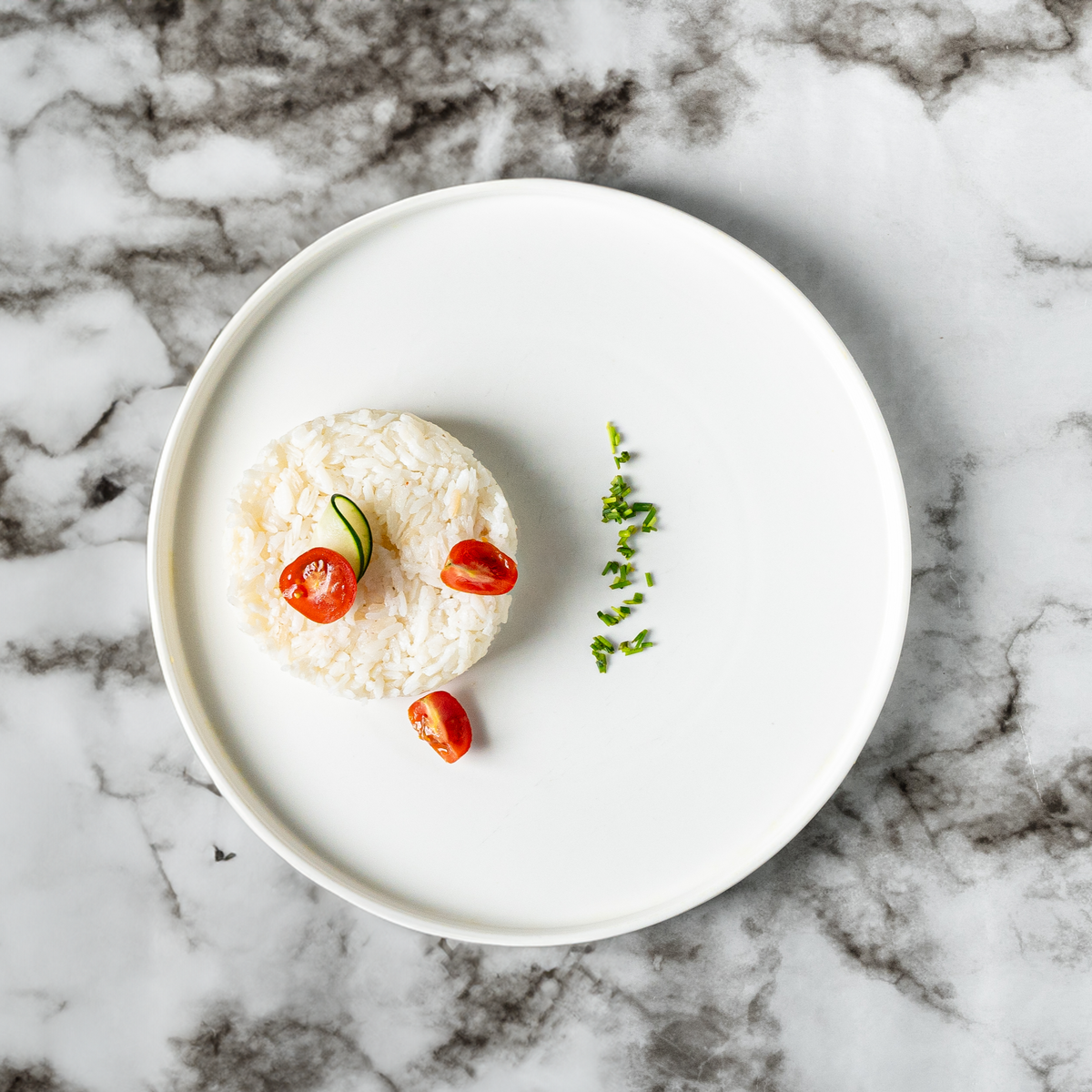 Envase de arroz blanco ultracongelado y sellado al vacío, listo para calentar