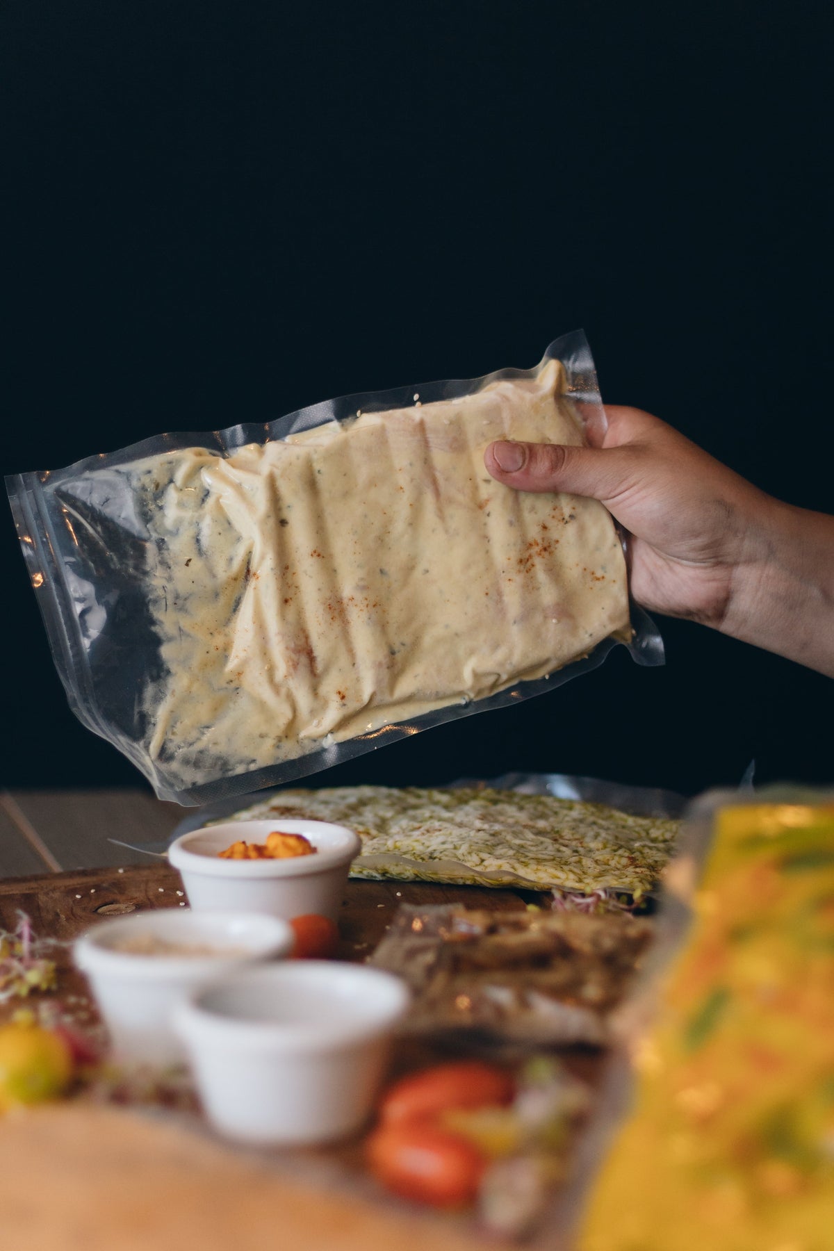 Porción de pollo a la mostaza, comida gourmet lista para servir
